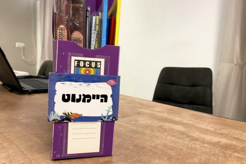 המחברות של היימנוט: בבית הספר מתפללים לשובה, וממתינים למשטרה שתאסוף את המחברות