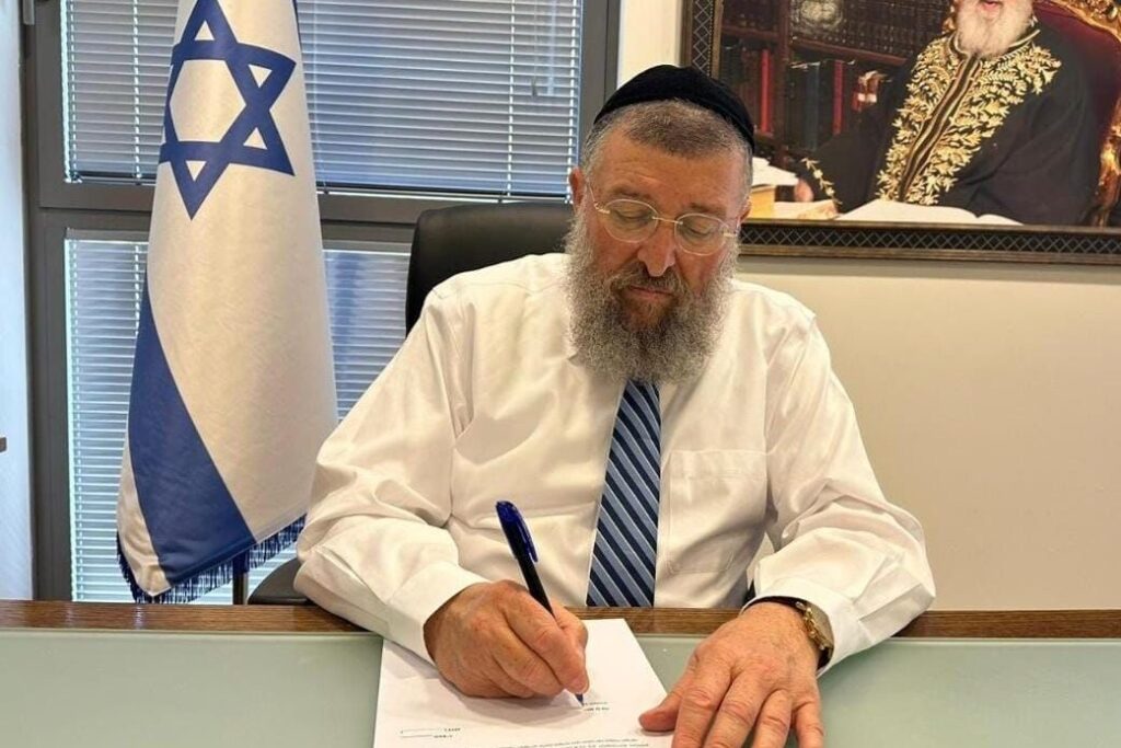שר העבודה אישר למפעלים חיוניים להעסיק עובדים גם בשטח שהוכרז בו מצב מיוחד