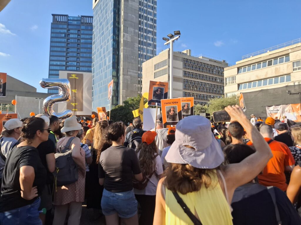 ״החיים לא שלמים בלעדיהם״: אלפים מציינים יום הולדת 5 לאריאל ביבס בכיכר החטופים