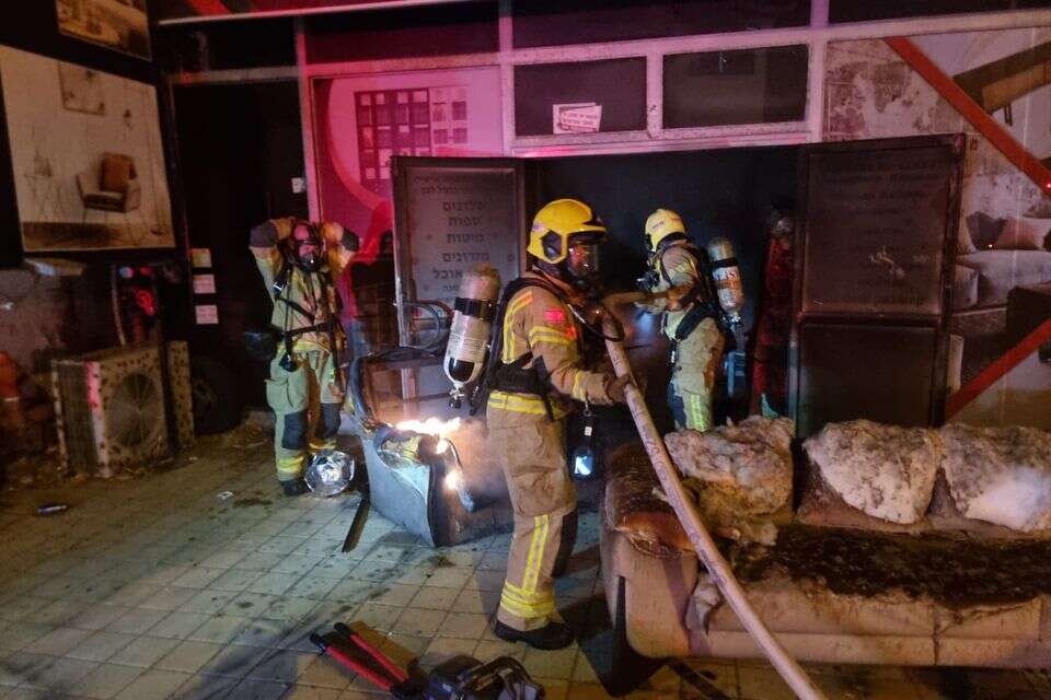שריפה באולם תצוגה של חנות רהיטים בחיפה