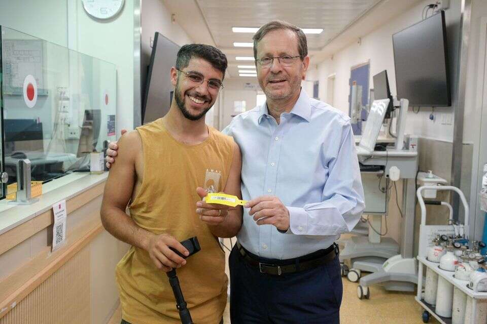 הנשיא הגיע: לוחם צנחנים שנפצע בעזה שוחרר מביה"ח – וזכה לביקור מפתיע