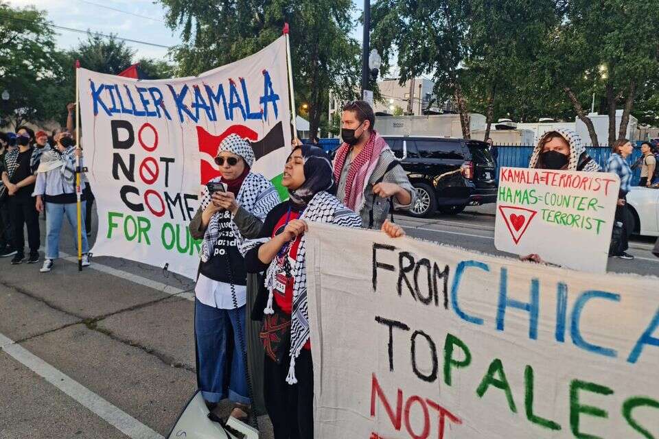 "קמלה רוצחת": הפגנה פרו-פלשתינית לקראת נאום סגנית הנשיא