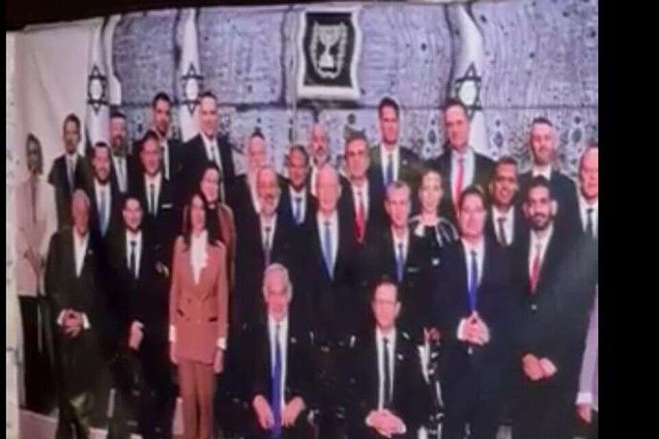 תושבים השליכו עגבניות על תמונת חברי הממשלה בת"א, ברשתות זעמו: "הסתה ושנאה"