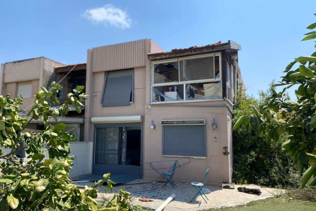 בעכו אוספים את השברים אחרי מתקפת חיזבאללה: "הספיקו לקחת את הילדים מהמיטות בחושך"
