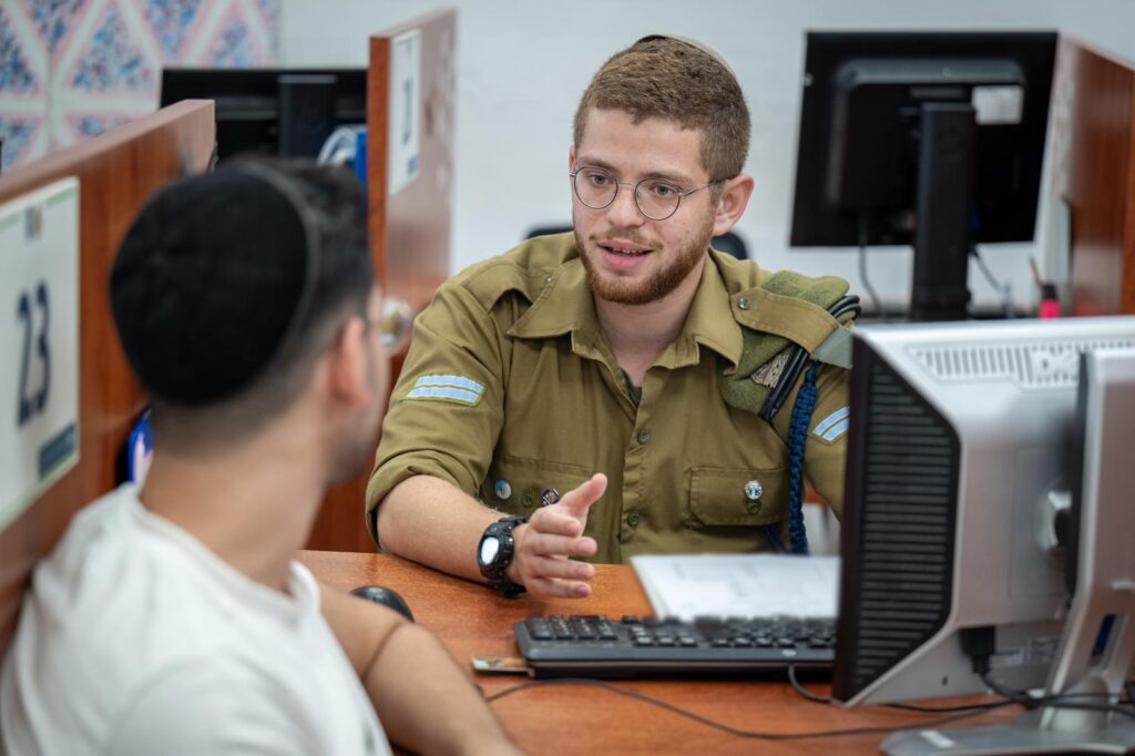 רק 48 צעירים חרדים התייצבו בלשכת הגיוס תל השומר מתוך 900 מקבלי הצווים