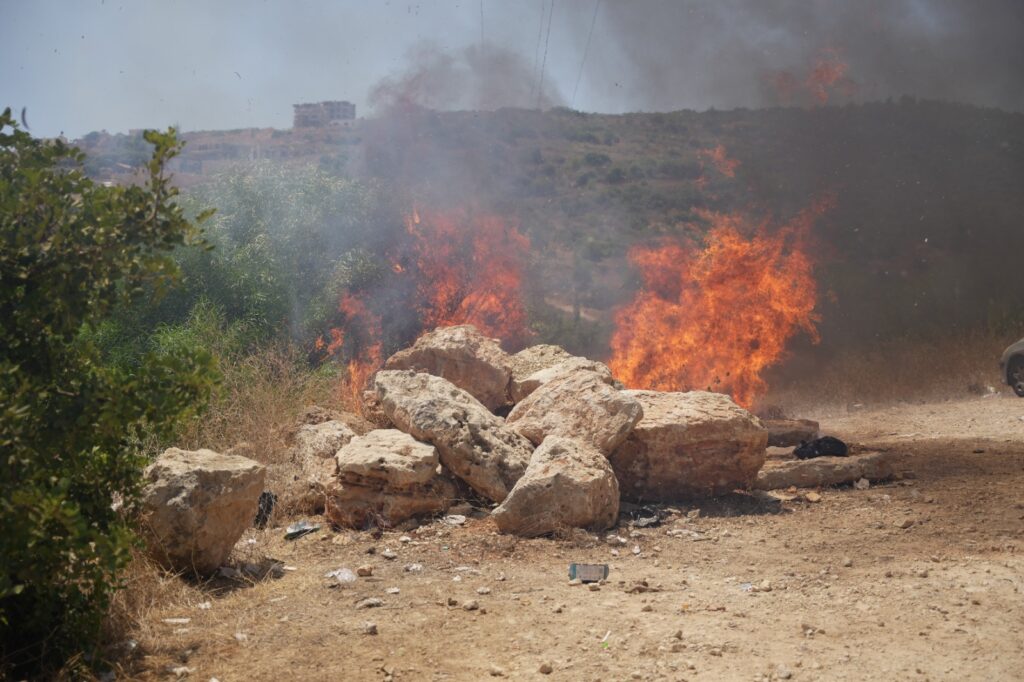"נילחם בעוז כהוראת רבותינו": הבערת אש וזריקת חפצים מחוץ לבסיס במהומות נגד הגיוס