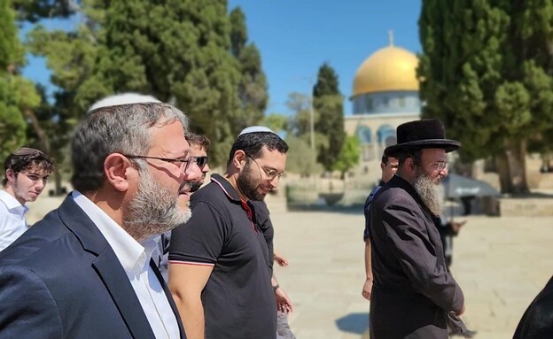 בן גביר והשר וסרלאוף עלו להר הבית, עשרות יהודים התפללו…