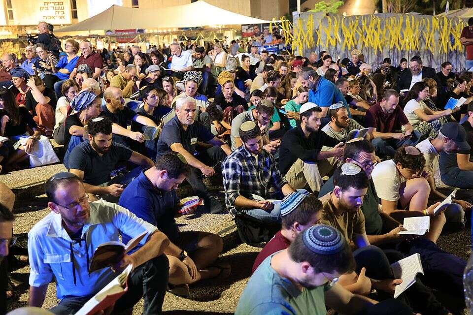אלפים ציינו את תשעה באב בכיכר החטופים: "אחים שותפים שברית חתומה בינינו"