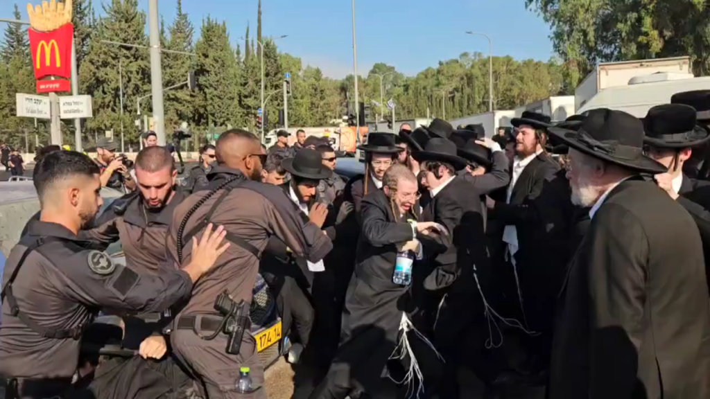 החלה קליטת 1,000 החרדים שקיבלו צו ראשון; הפגנות מול לשכות הגיוס
