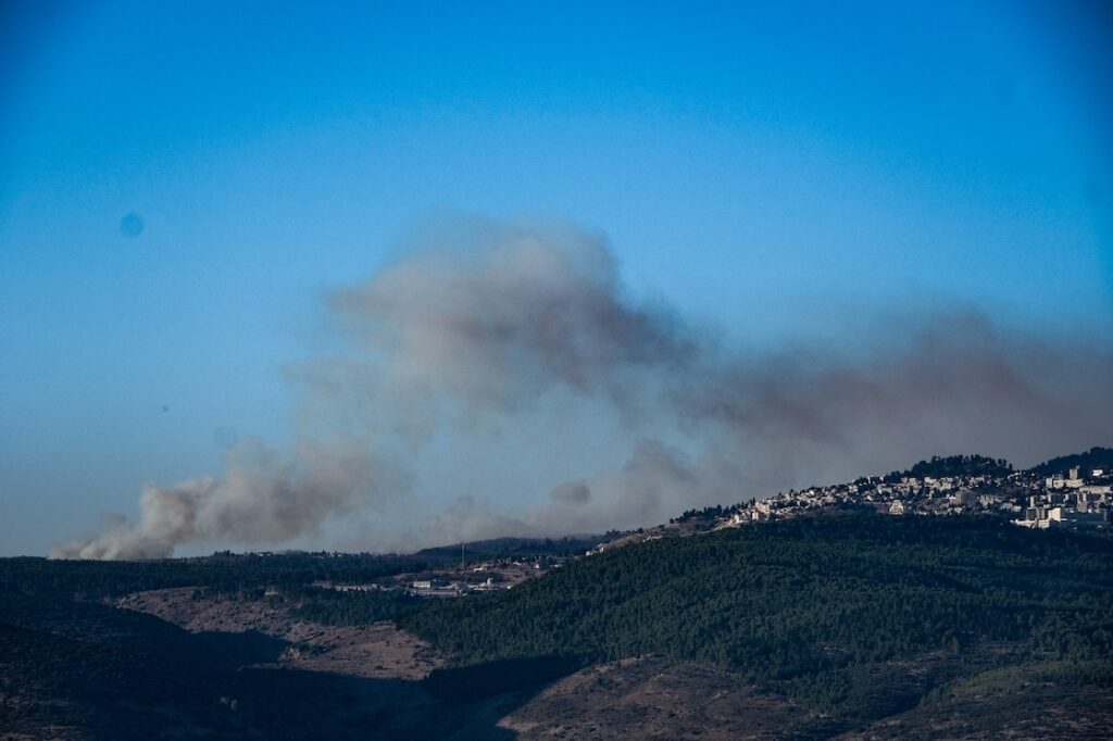 עשרות רקטות נורו לקריית שמונה והאזור, פגיעה ישירה במבנה; דיווחים בסוריה על תקיפות ליד חומס