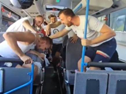 טירוף באוטובוס: צפו בסרביה חוגגת את הארד