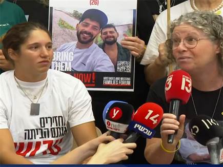 צפו: מפגש משפחות החטופים עם המשלחת לפריז
