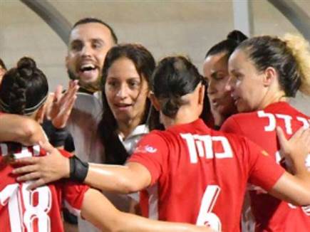 שלושער לדניאלה לופס, ניצחון בכורה להפועל בנשים