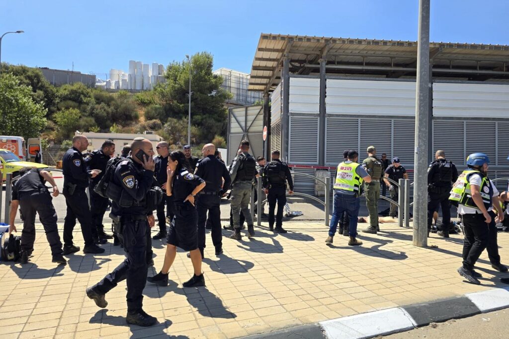 הפיגוע במחסום המנהרות: המחבל ירד מהאוטובוס לבידוק ותקף במברג