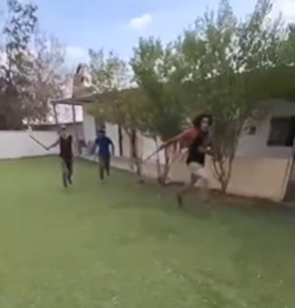 עימות ליד יריחו: מתנחלים תקפו באלות תלמידים ומורים בבית ספר | תיעוד