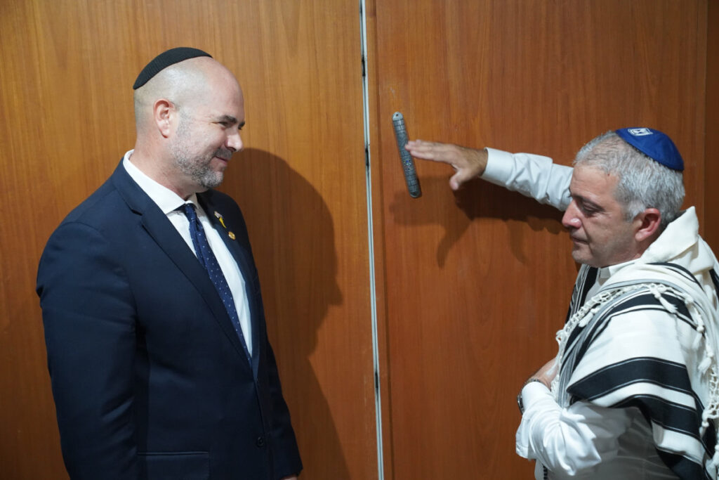 מזוזת הבית של נרצח ה-7/10 הוצבה בשגרירות ישראל החדשה