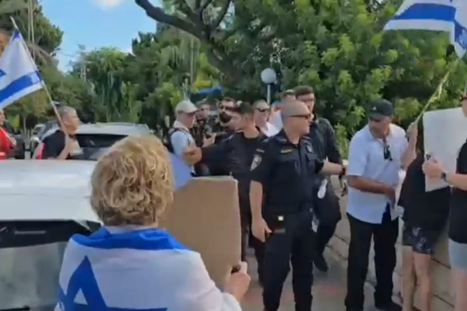 שבוע לאחר סערת הפליירים: מפגינים מחוץ לביתו של ח"כ יולי אדלשטיין