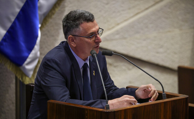 לאחר שהודיע על כניסה לממשלה, סער במליאה: "אני אעביר את…