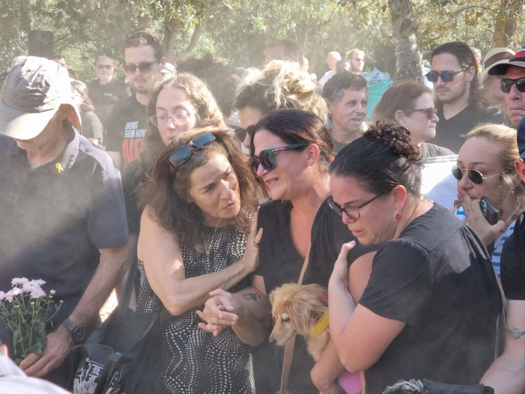 אמו של החטוף יגב בוכשטב ז"ל בביקורת על הממשלה