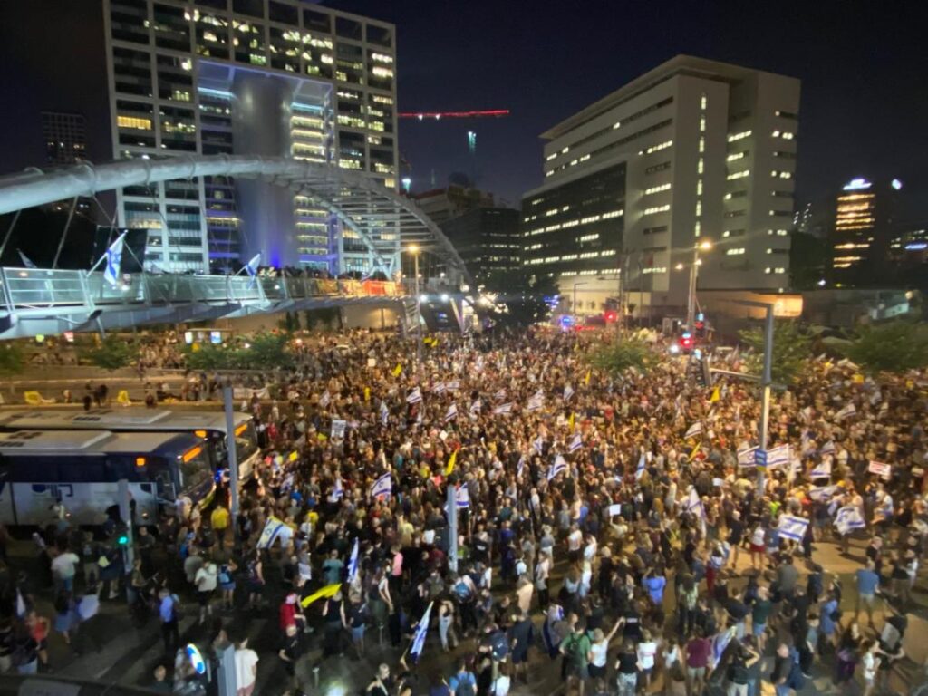 בשער בגין בקריה בת"א ובי-ם: אלפי מפגינים קוראים גם הערב לשחרור החטופים