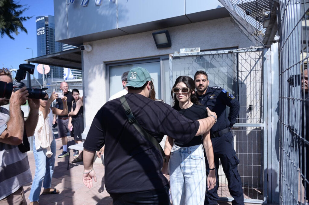 לאחר המעצר: כתב אישום יוגש נגד החשודה בהשלכת החול על בן גביר