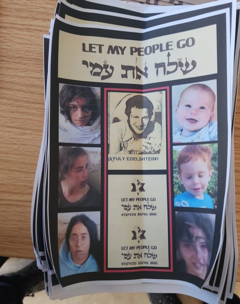 שלוש נשים נעצרו לאחר שפיזרו תמונות של חטופים בבית כנסת