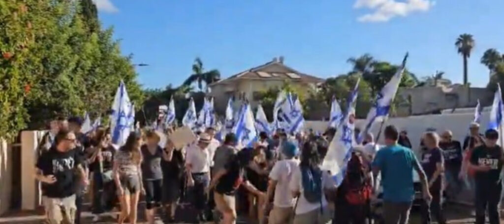 יולי אדלשטיין נתקל במאות מפגינים סמוך לביתו בהרצליה