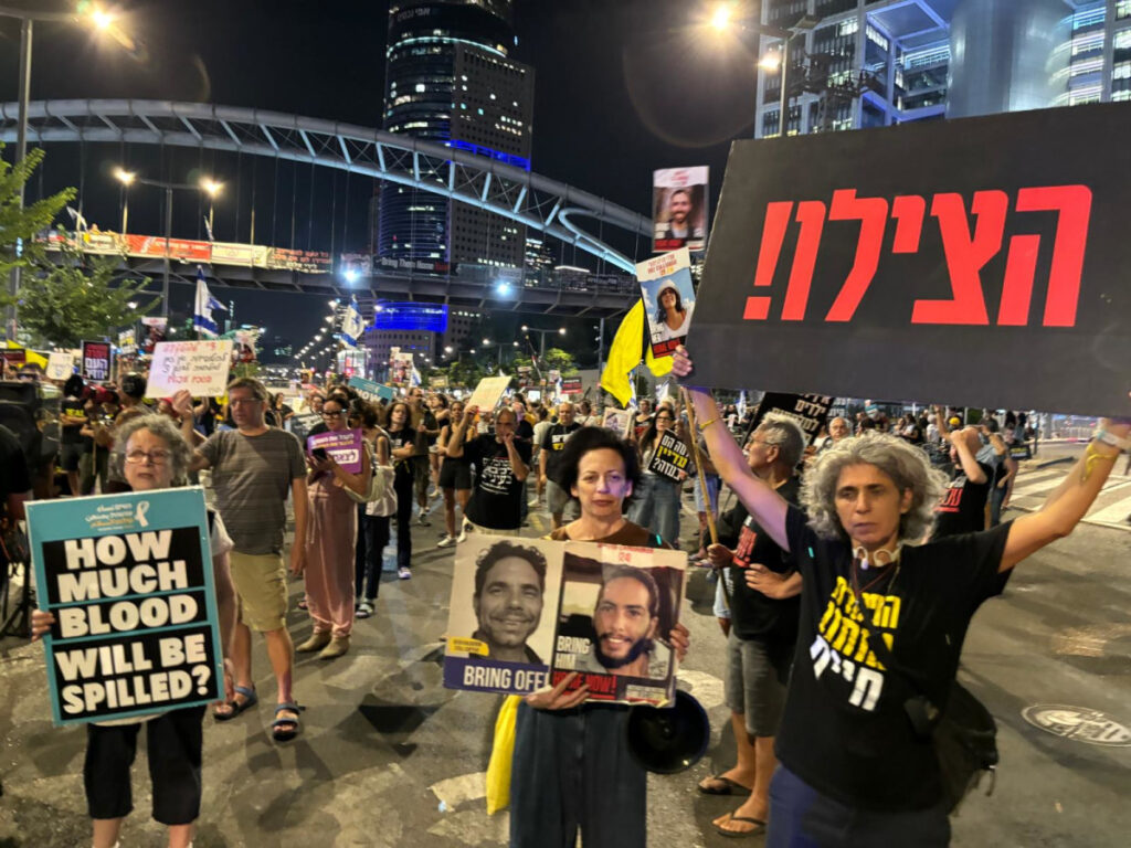 דורשים לא לשכוח אותם: עצרת למען החטופים נערכת בתל אביב