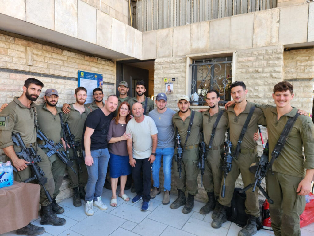 המשפחה השכולה שמארחת חיילים בודדים בביתה
