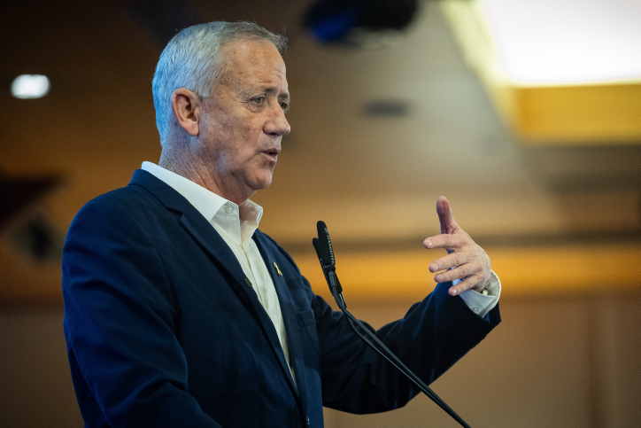 גנץ: "נתניהו לא אמר לציבור את האמת – הוא לא יחזיר את החטופים בחיים ולא ימנע גרעין מאיראן"