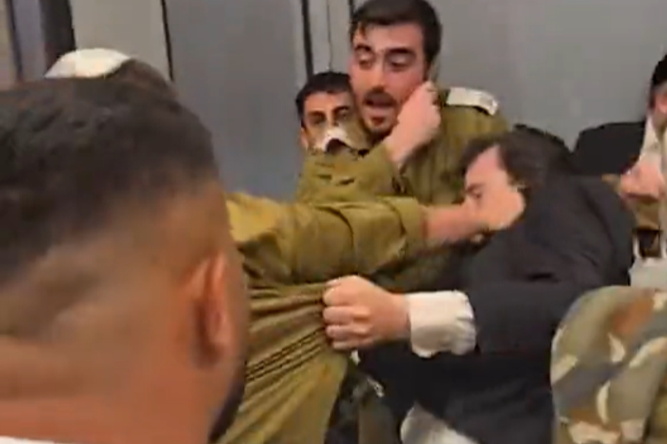 פורעים חרדים שיבשו אירוע הוקרה לחיילים – גרמו נזקים והוצאו בכוח | צפו בתיעוד