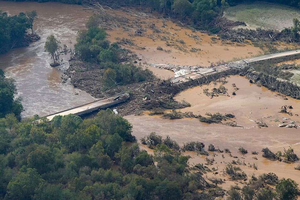 שיטפונות ענק ומבנים הרוסים: תיעודים דרמטיים מעוצמת ההרס של הוריקן "הלן"