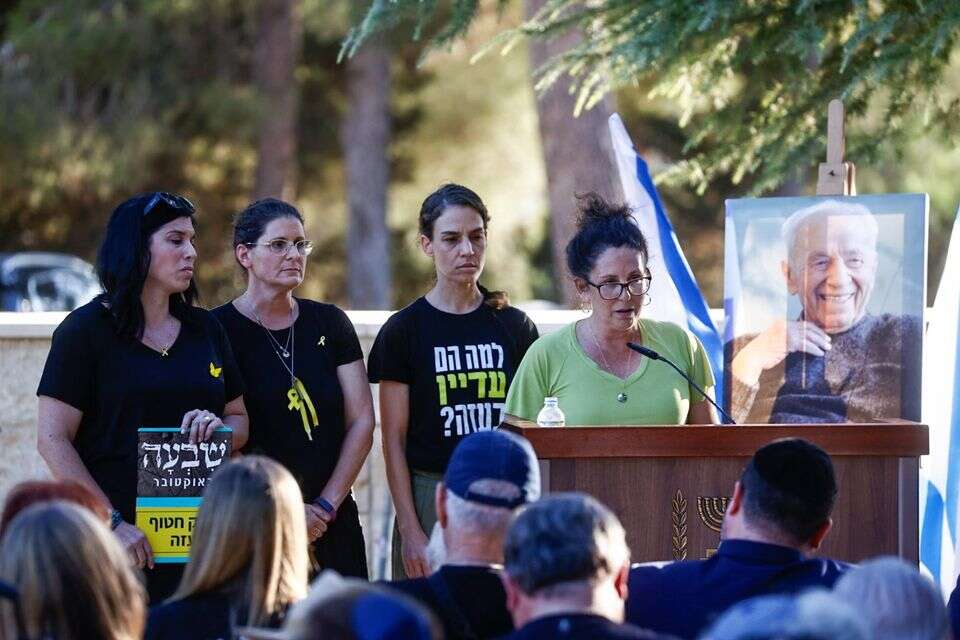 "מר הפקרה חייב ללכת": החטופה ששוחררה תקפה את נתניהו בטקס האזכרה לשמעון פרס