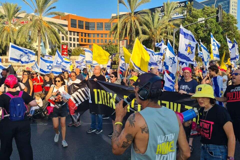 "תעצרו את העולם – די להפקיר אותם": 11 חודשים למלחמה – המונים מתאחדים במחאה למען החטופים