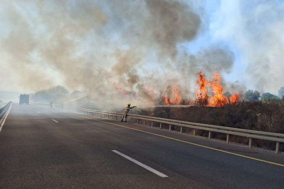בעקבות הירי לגליל המערבי: שריפות פרצו בשטחים פתוחים – והתפשטו סמוך לתחנת דלק