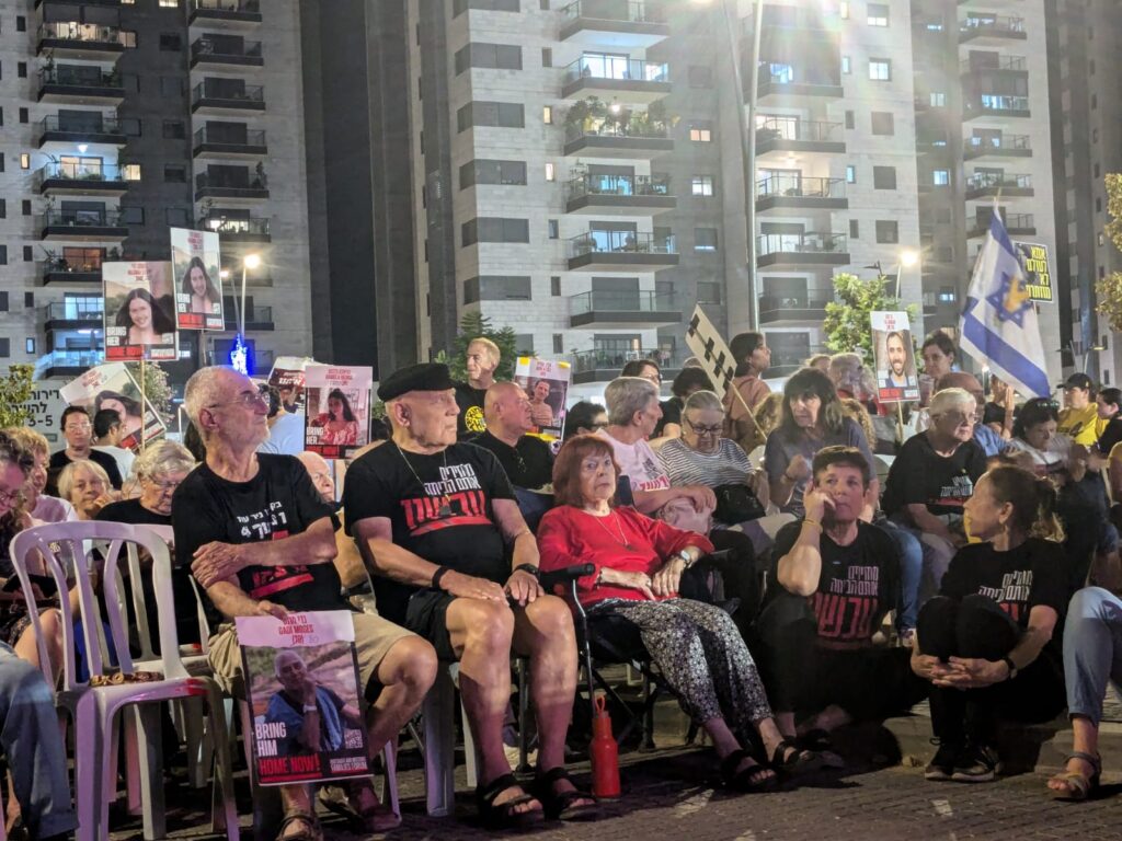 אלפים מפגינים למען שחרור החטופים: "העיניים על הצפון, הלב שבוי בעזה"