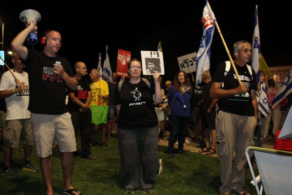 למרות המצב הביטחוני המתוח: הפגנה מול בית רה"מ בקיסריה
