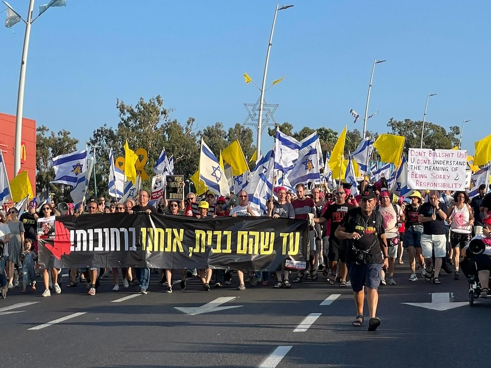 11 חודשים בשבי: המוני מפגינים ברחבי הארץ קוראים להגעה לעסקת חטופים