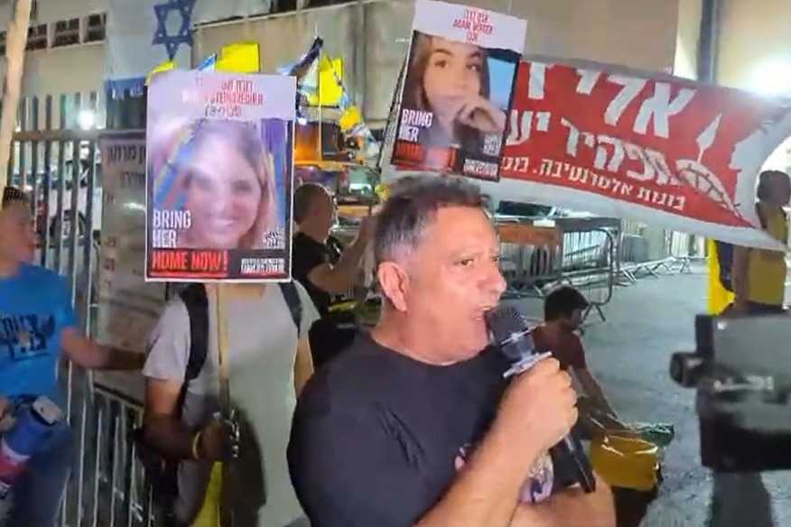 פעילי ימין השליכו ביצים על משפחות חטופים שהפגינו מול אירוע הרמת הכוסית של הליכוד