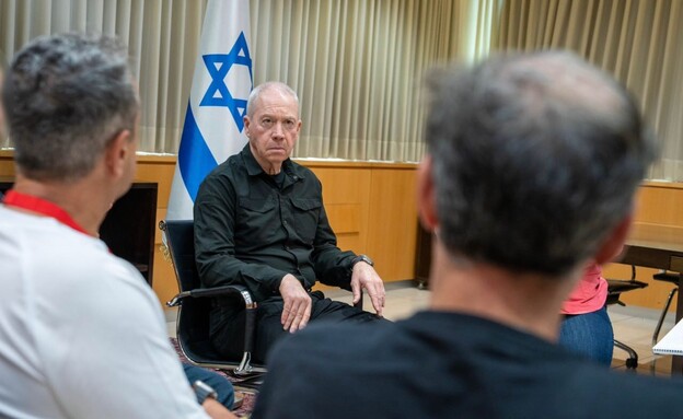 משפחות חטופים הטיחו בגלנט: "תמרון ברפיח הורג את הבן שלי"