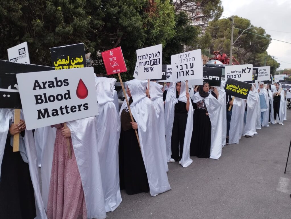 אדם נורה למוות ברהט בעת שנהג, והתנגש במיניבוס