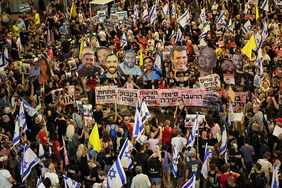 בני משפחות של חטופים מגיבים לחיסול נסראללה: "יש מעורבות פוליטית בהחלטות"