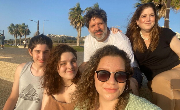 היתומים של שחר ושלומי שנרצחו בקיבוץ חולית בעקבות הזיכרונות