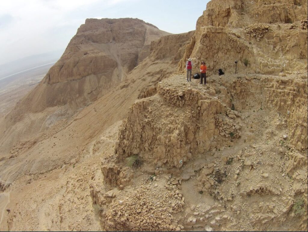 מחקר ארכיאולוגי חדש: המצור הרומי על מצדה לא ארך מספר שנים, אלא שבועות ספורים בלבד