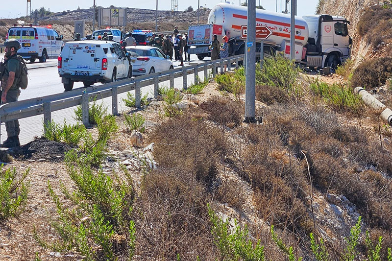 פיגוע דריסה בצומת גבעת אסף ליד בית אל: מחבל הגיע עם משאית מלאה בגז לתחנת אוטובוס; צעיר כבן 20 נפצע אנוש