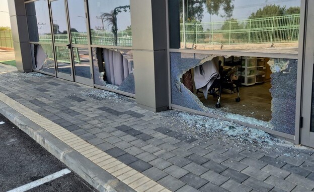 חלונות מנופצים וסימני קליעים: חשד לפרוטקשן בבית ספר…