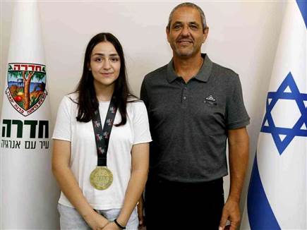 כבוד: סניזאנה אורשקו אלופת עולם לנוער בקיקבוקסינג