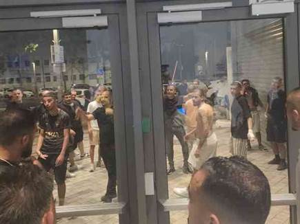 קומץ אוהדי בית"ר מנע משחקני ריינה לצאת