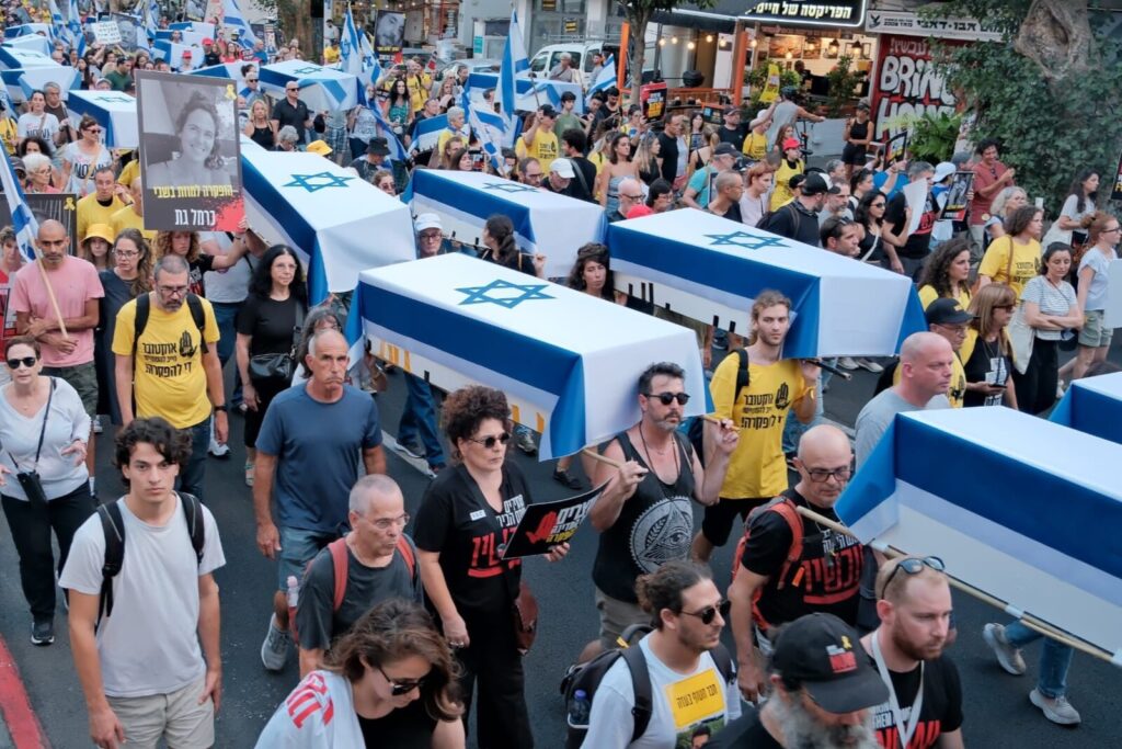עם 27 ארונות קבורה: צעדת המחאה של משפחות החטופים הגיעה לקריה