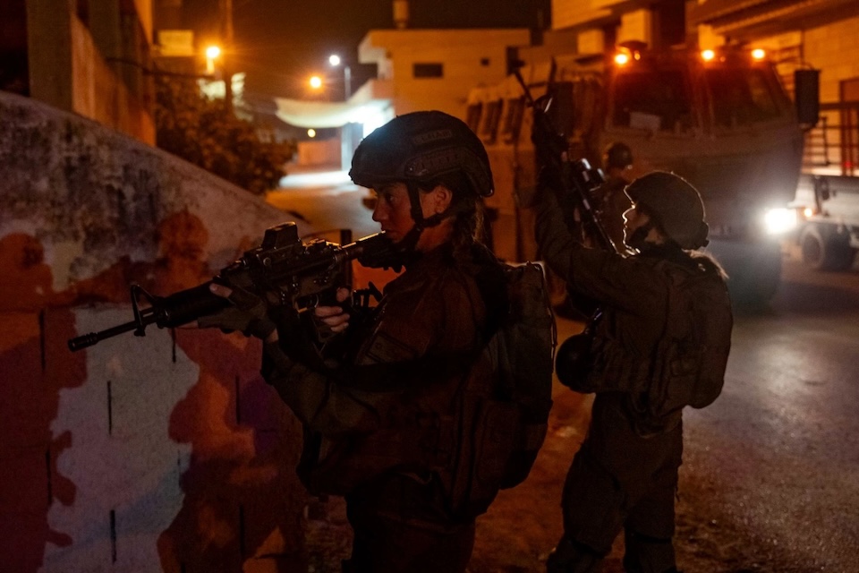 לאחר מטחי הכטב״מים: צה״ל תקף בדרום לבנון מחבלים ואתר אמל״ח של חיזבאללה